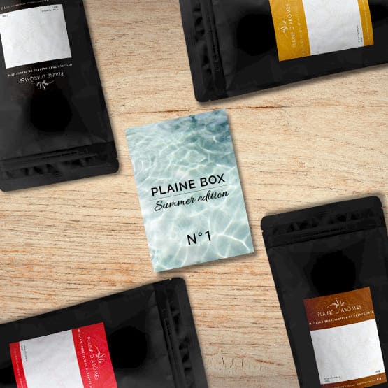 4 paquets de café autour du flyers Plaine Box Summer edition