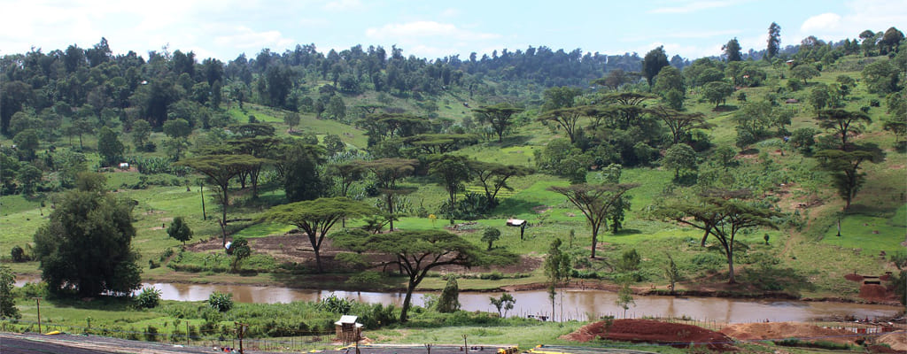 Paysage d'Ethiopie d'une petite ferme au bord d'un fleuve